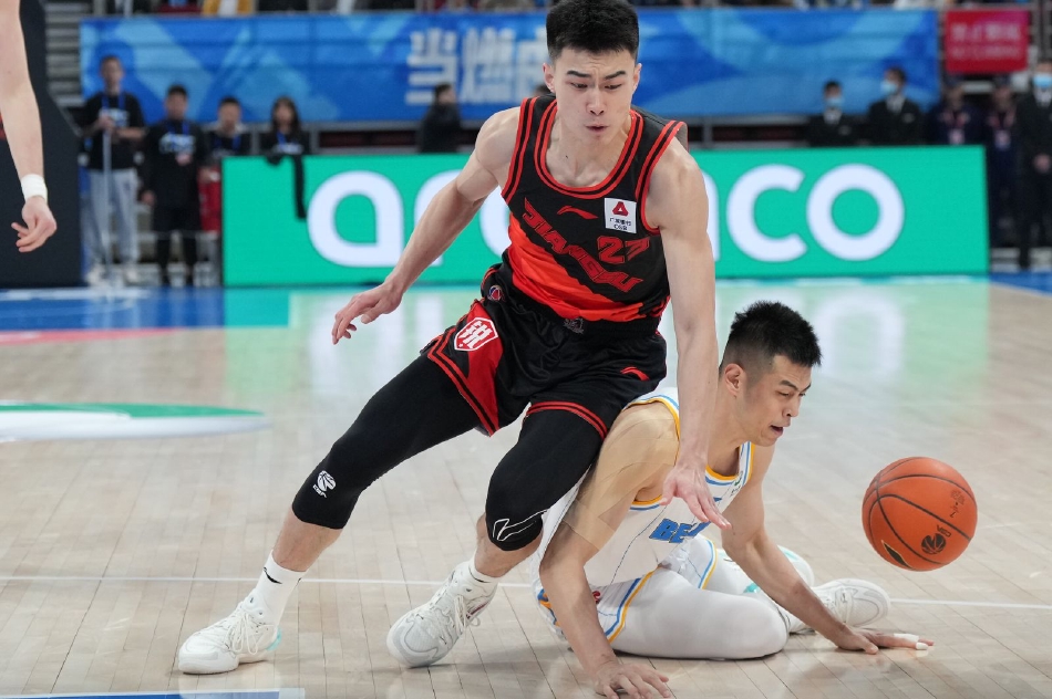 首钢球员在场上奋力拼抢篮板，肌肉的碰撞与激烈的卡位展现了季后赛级别比赛的对抗强度，每一名球员都对球权充满了极致的渴望。