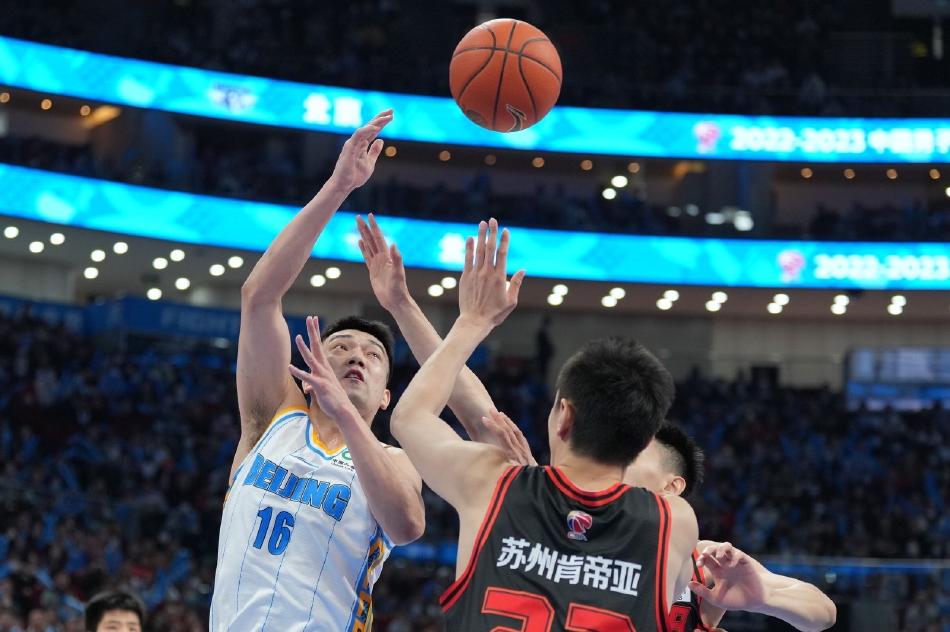 首钢队外援利夫高高跃起，单手将球劈入篮筐，整个动作舒展而充满力量，防守球员只能望球兴叹，这记势大力沉的扣篮拉开了球队大胜的序幕。