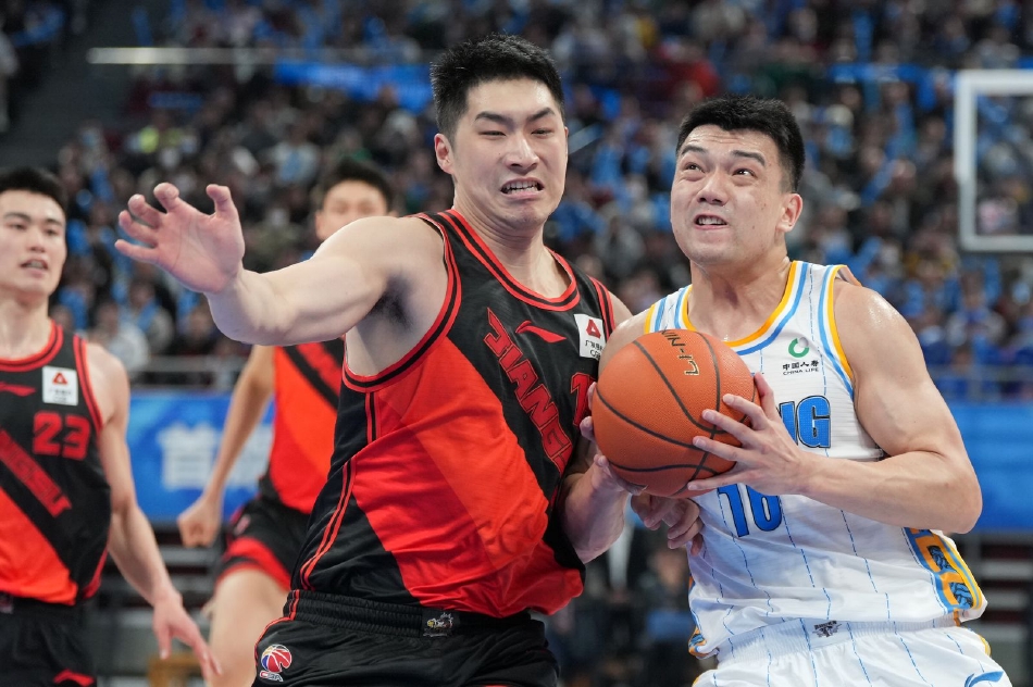 江苏肯帝亚球员在暂停期间神情落寞，大比分的落后让他们在客场感受到了巨大的压力，竞技体育的残酷在这一刻显露无疑。