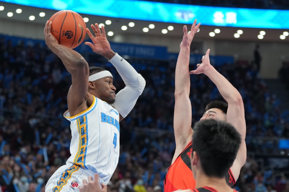 首钢队潜力新星曾凡博在外线果断出手，皮球划过一道完美的弧线空心入网，他本场三分球手感火热，用一次次精准打击为球队贡献火力。