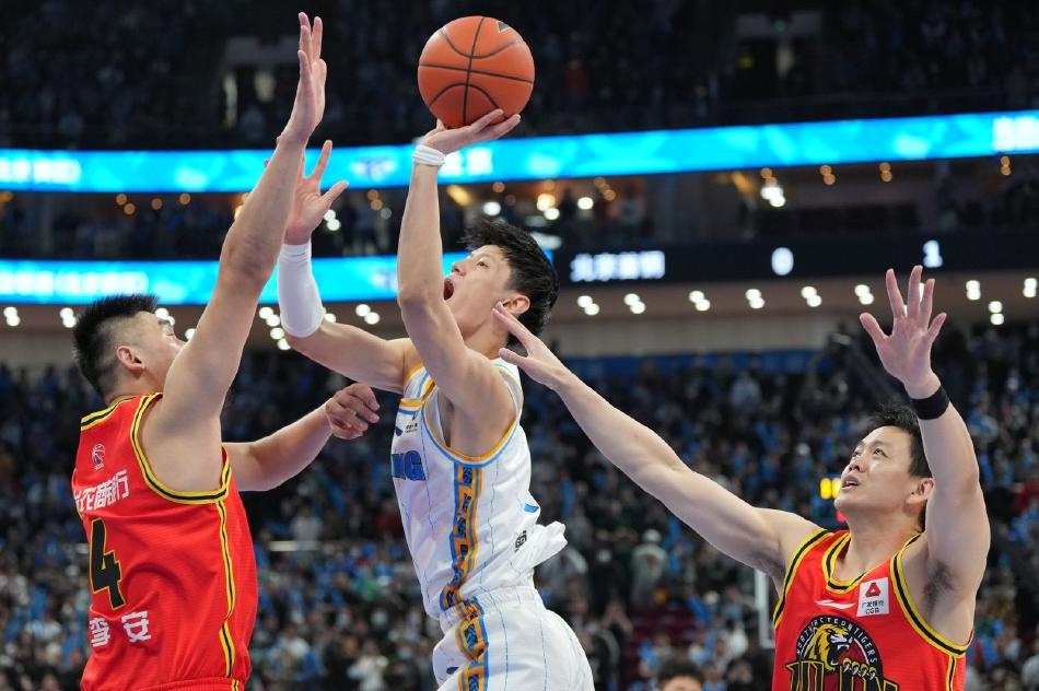 北京首钢队外援利夫在拼抢中占据绝对优势，他高高跃起，用长臂将篮板球牢牢控制在手中，身后的吉林队球员只能望球兴叹，完全无法撼动他的位置。