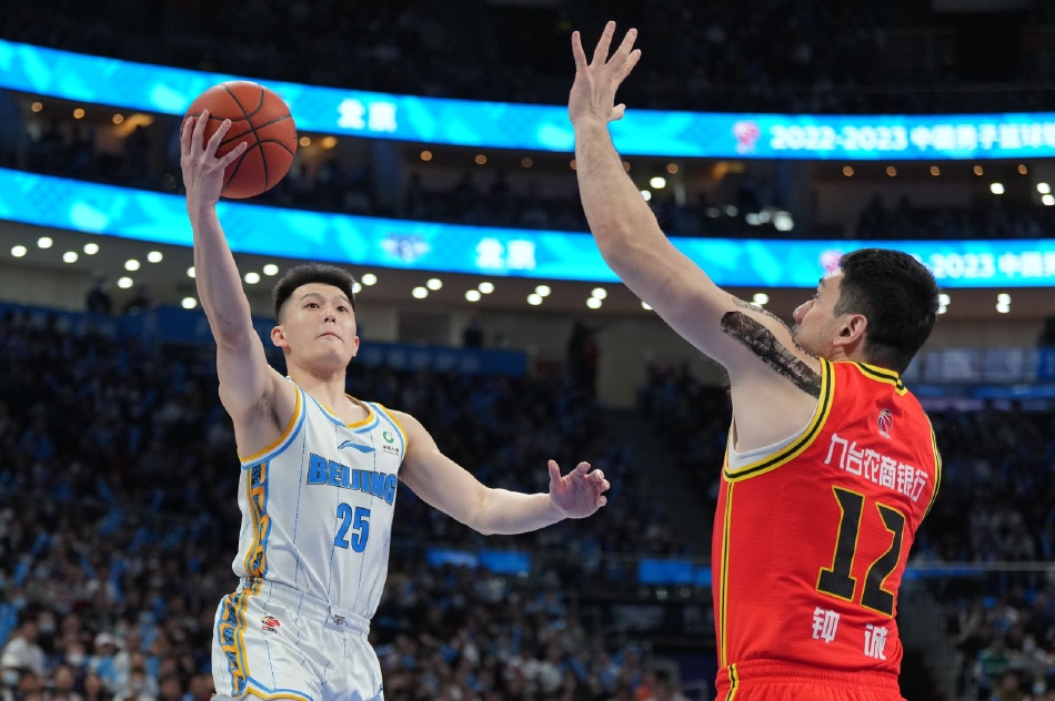 北京首钢队代理主教练莱登在场边激情指挥，他挥舞着拳头，大声向场上队员传达战术，眼神中透露出对胜利的无限渴望和对弟子们表现的满意。