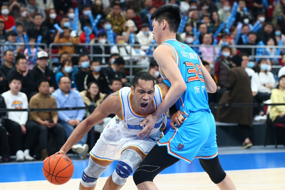 北京首钢队后场核心方硕与老队友翟晓川在场边神情专注地交流战术，一个眼神一个手势，传递着十余年并肩作战的默契