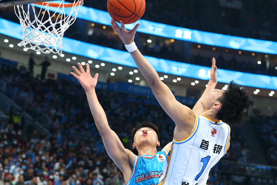 北京首钢新星曾凡博犹如大鹏展翅高高跃起，用一记遮天蔽日的封盖将对手的上篮无情拒绝，捍卫了球队的篮下领空