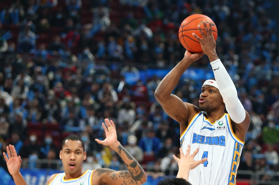 山东高速队外援麦克莱默奋力起跳，伸出长臂试图封盖北京首钢翟晓川的上篮，两人在空中对抗，肌肉碰撞的声音仿佛穿透画面