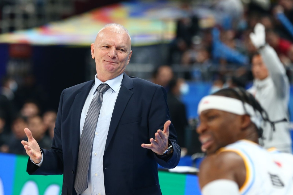 北京首钢内线塔瑞克在对方多人包夹之下奋力拼抢篮板球，他肌肉紧绷，眼神坚毅，展现了寸土必争的强硬姿态