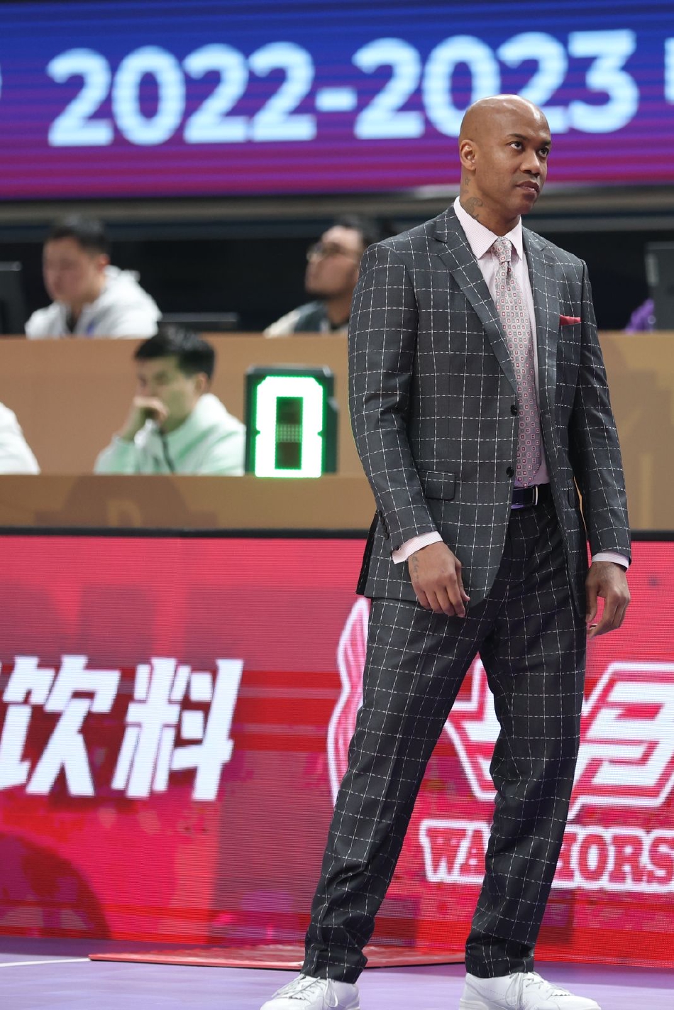 北控队邹雨宸在内线卡位，与广厦队胡金秋肌肉碰撞，两人手臂纠缠在一起，全力争抢篮板球的瞬间，充满了力量感和对抗性。