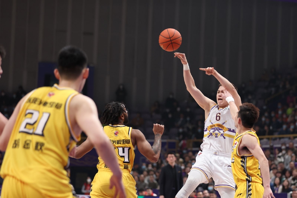 广厦队核心孙铭徽在加时赛中面对刘晓宇的贴身防守，眼神坚毅，他高高跃起准备投篮，这关键一球决定了比赛的最终走向。