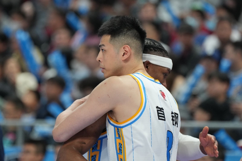 张才仁持球突破，面对江苏队的防守球员，他眼神坚毅，利用灵活的脚步变化寻找上篮空间，本场比赛他打出了赛季代表作。