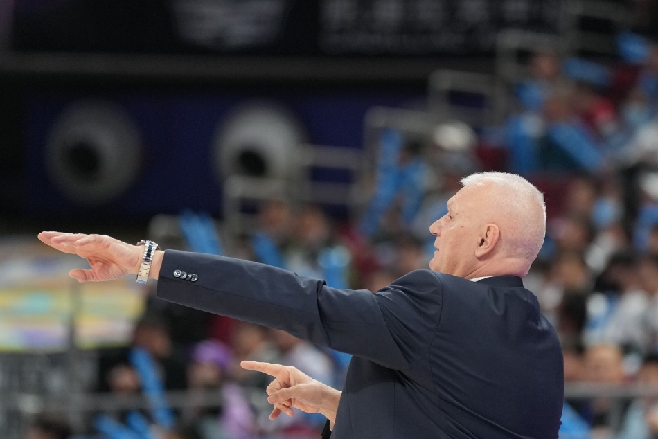 场边的中国男篮主教练乔尔杰维奇神情专注地观察着比赛，他此行的目的正是考察球员，曾凡博等国手的表现尽收眼底。