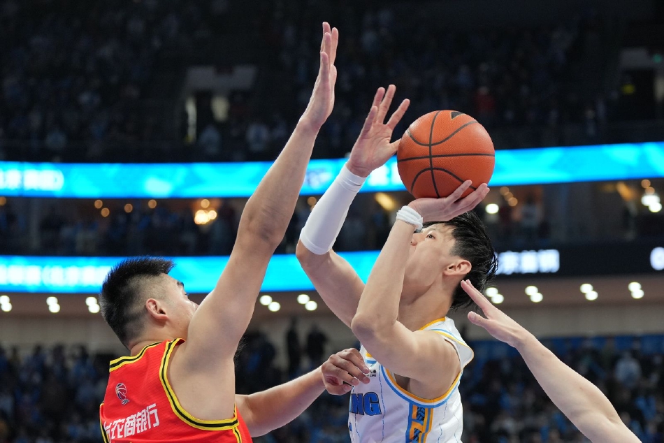 北京首钢队球员方硕在吉林队球员的追防下，冷静地送出一记背后妙传，他的眼神看向另一侧，却将球巧妙地分给了空切篮下的队友，展现出大师级的传球视野。