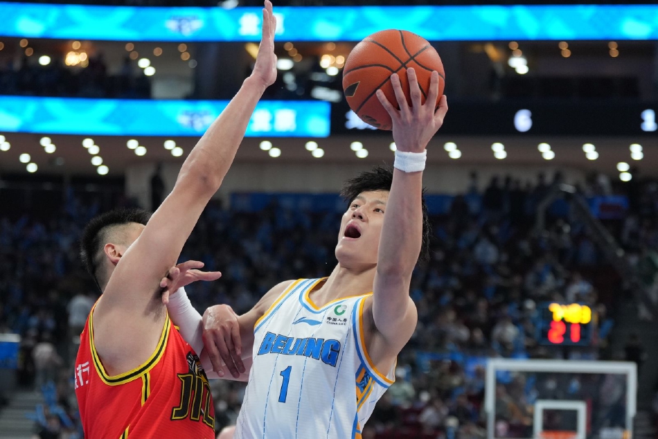 吉林队的核心外援琼斯在首钢队的多人包夹下强行突破，尽管他奋力起跳，但周围的防守队员如同铁桶一般将他围住，令他举步维艰，脸上写满了无奈与焦急。