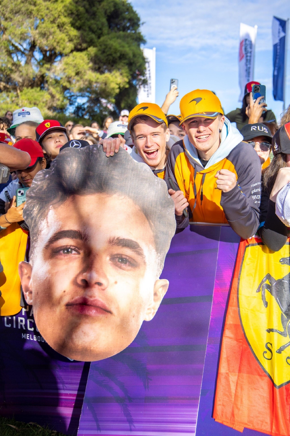 阿斯顿·马丁赛车在维修站内被技师们团团围住，绿色车身在灯光下流光溢彩，一场紧张高效的换胎调整作业正在上演。