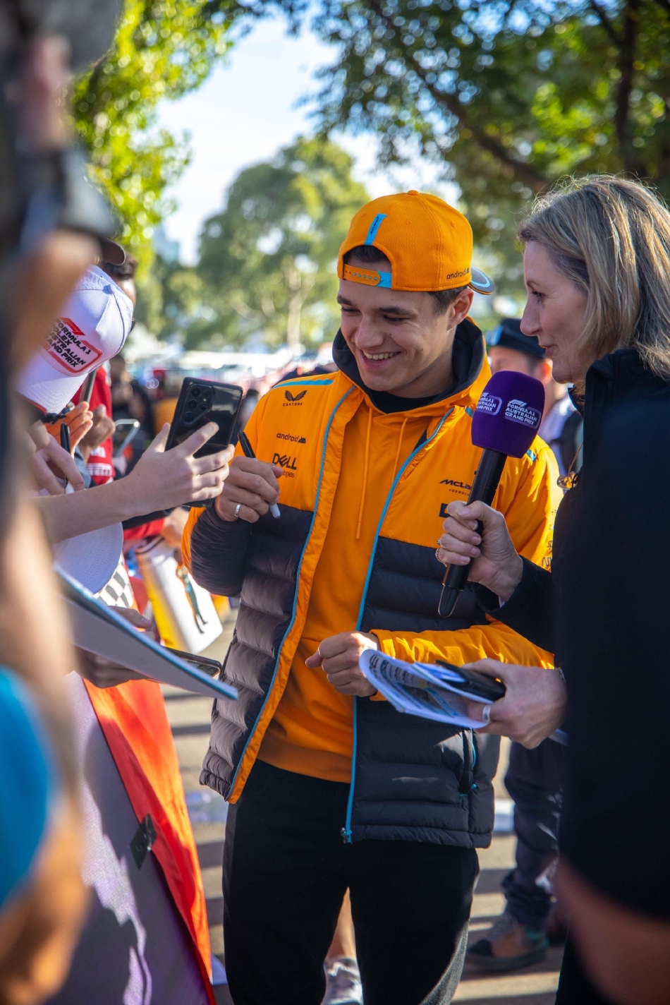 阿尔法·罗密欧车队技师团队在维修区通道严阵以待，橘色工装格外醒目，他们屏息凝神，等待赛车归来进行闪电般的进站操作。