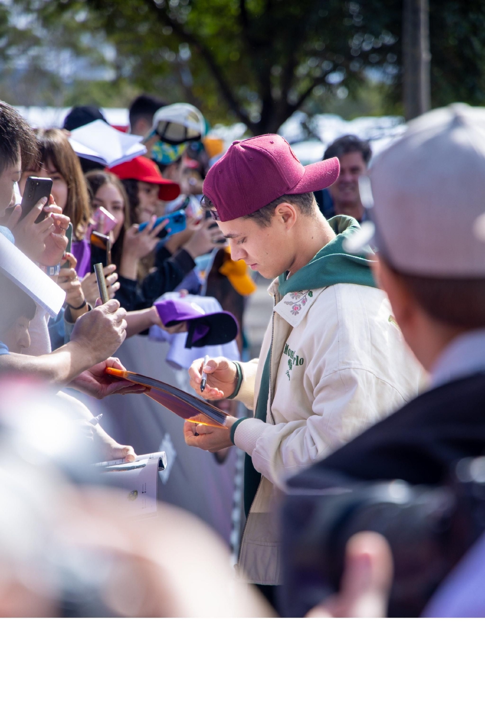 一位车队成员蹲在阿斯顿马丁AMR23赛车闪亮的侧箱旁，仔细地进行清洁与抛光，极致的光洁度亦是空气动力学的一环。