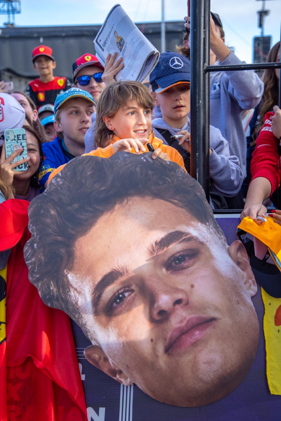 费尔南多·阿隆索在车库中与工程师专注地交流，手指着数据屏幕，脸上带着思考的神情，每一个细节都关乎比赛的胜负。