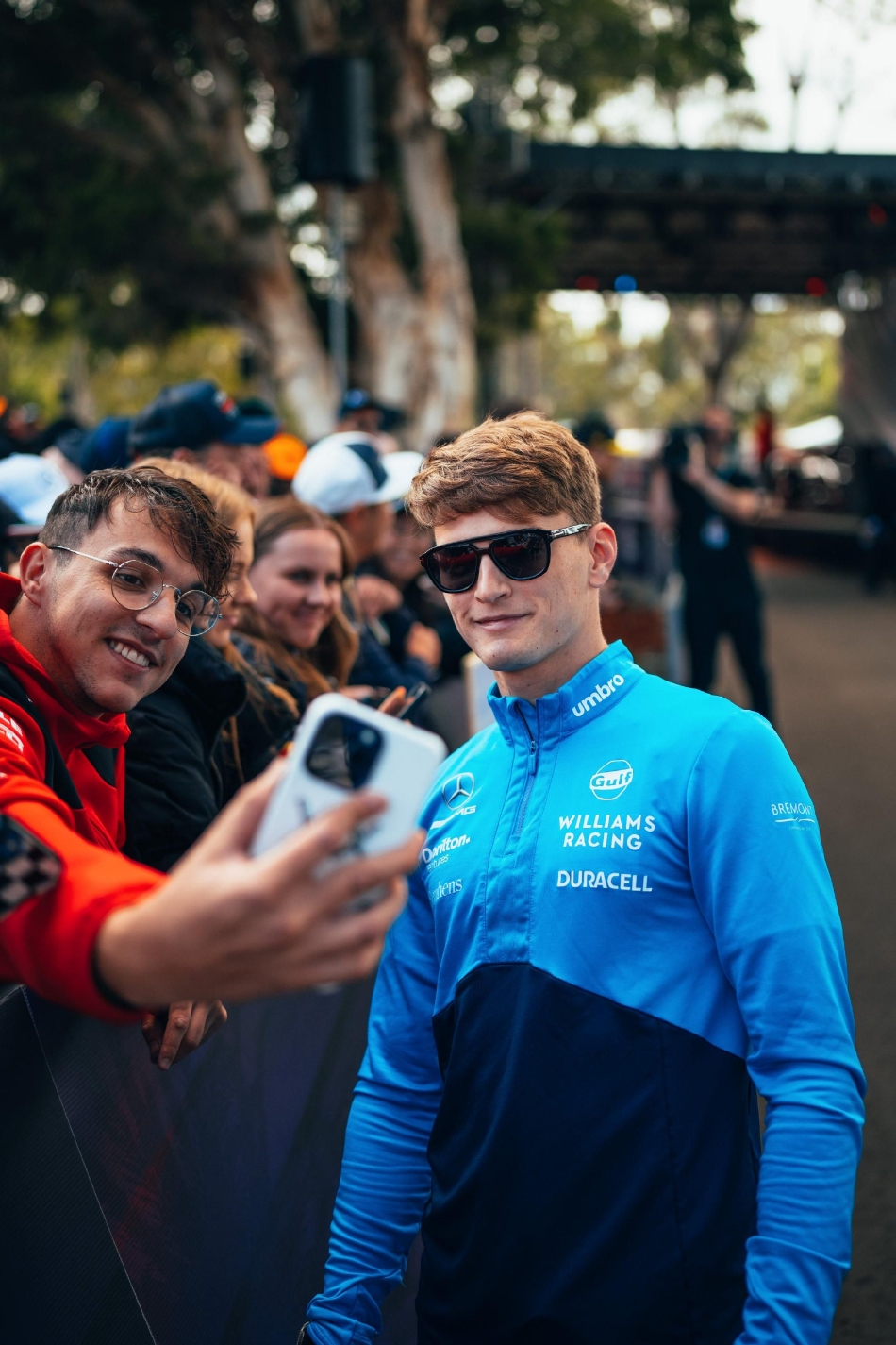 麦克拉伦车队车库内，技术人员正使用精密仪器测量前翼的角度，确保其符合严格的规则限制并处于最佳性能窗口。