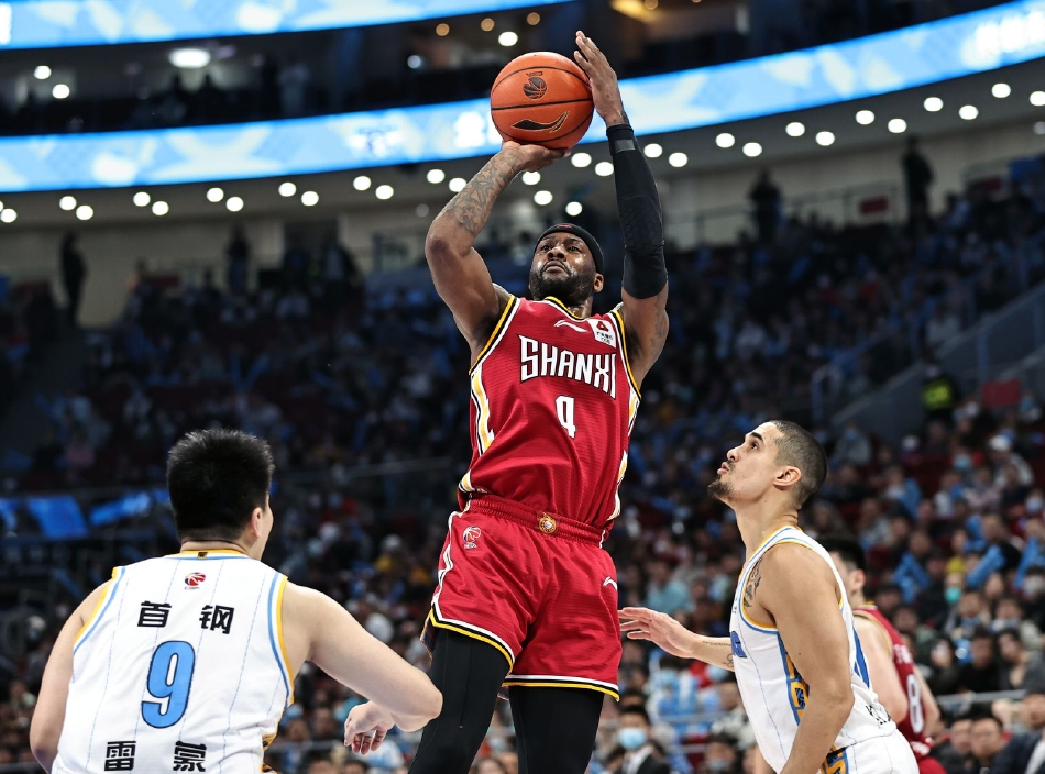 方硕运球穿越半场，面对山西队的严防死守，他冷静地观察着队友的跑位，正是他这关键一传，成就了最后的绝杀