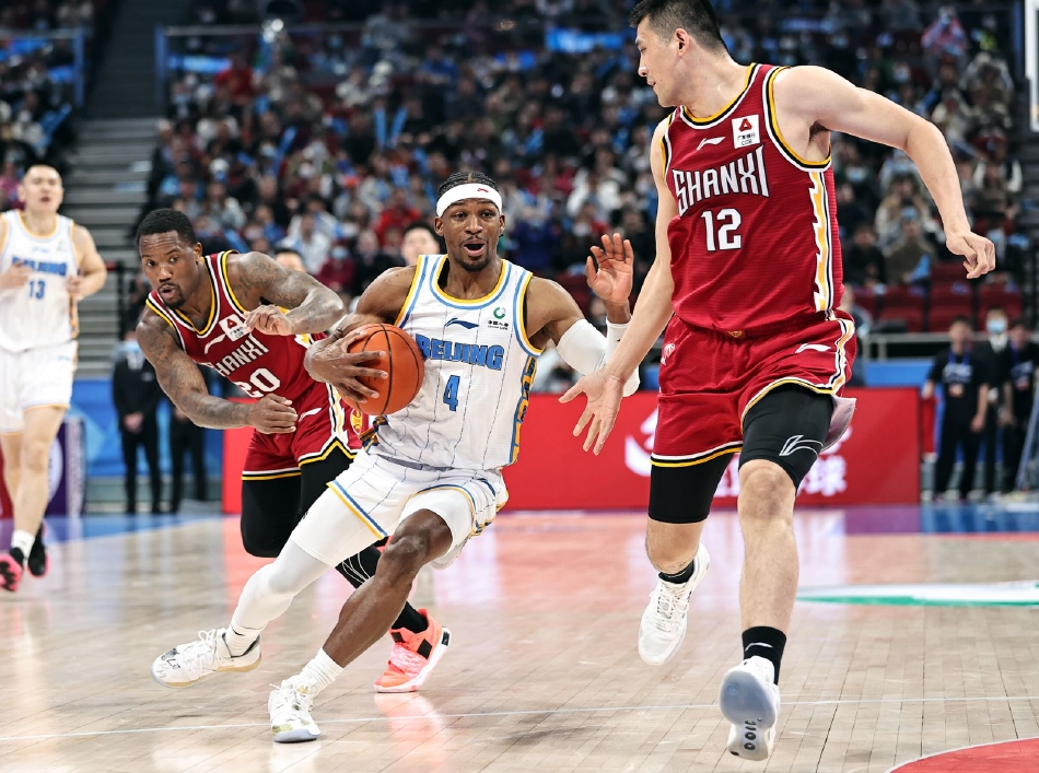 朱彦西在三分线外张弓搭箭，自信出手，作为球队的冷血射手，他的每一次投篮都让对手心惊胆战