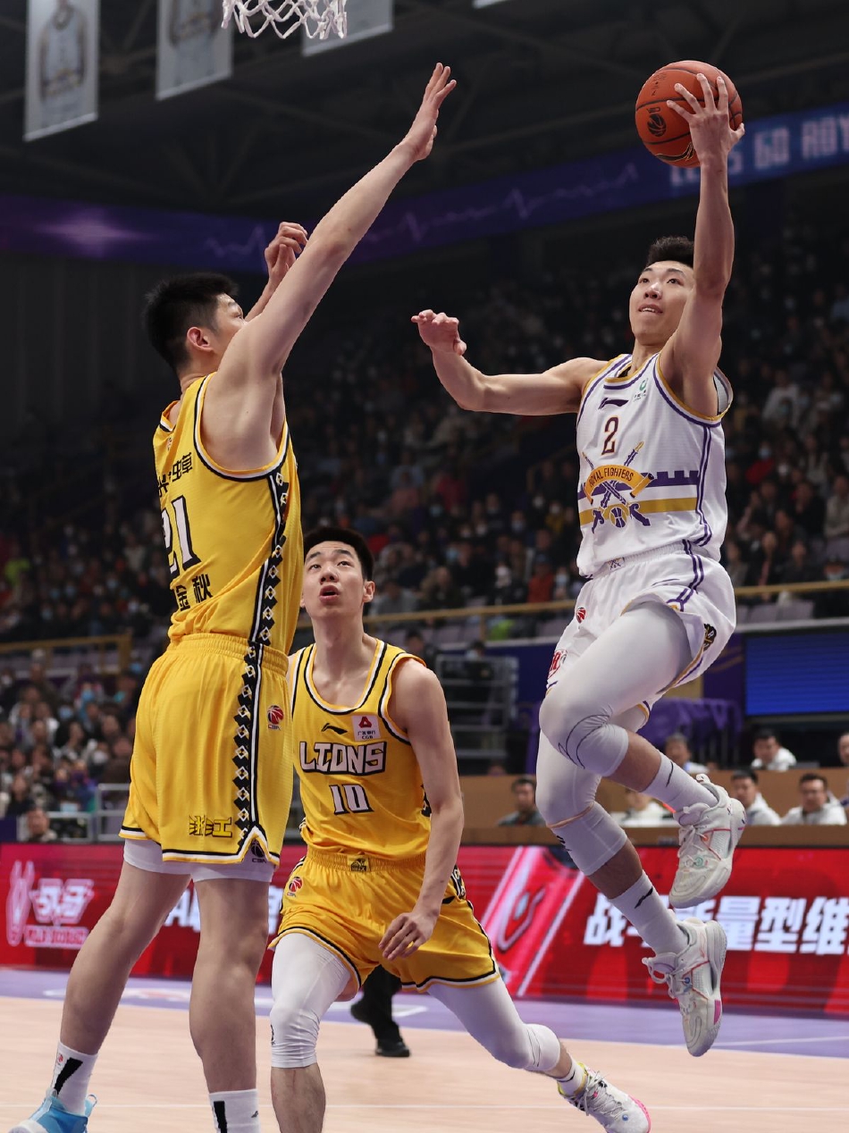 北控外援高登在比赛中全力突破，他遭遇广厦队朱俊龙的奋力追防封盖，身体在空中失去平衡，但依然努力将球投向篮筐，展现了极强的求胜欲。