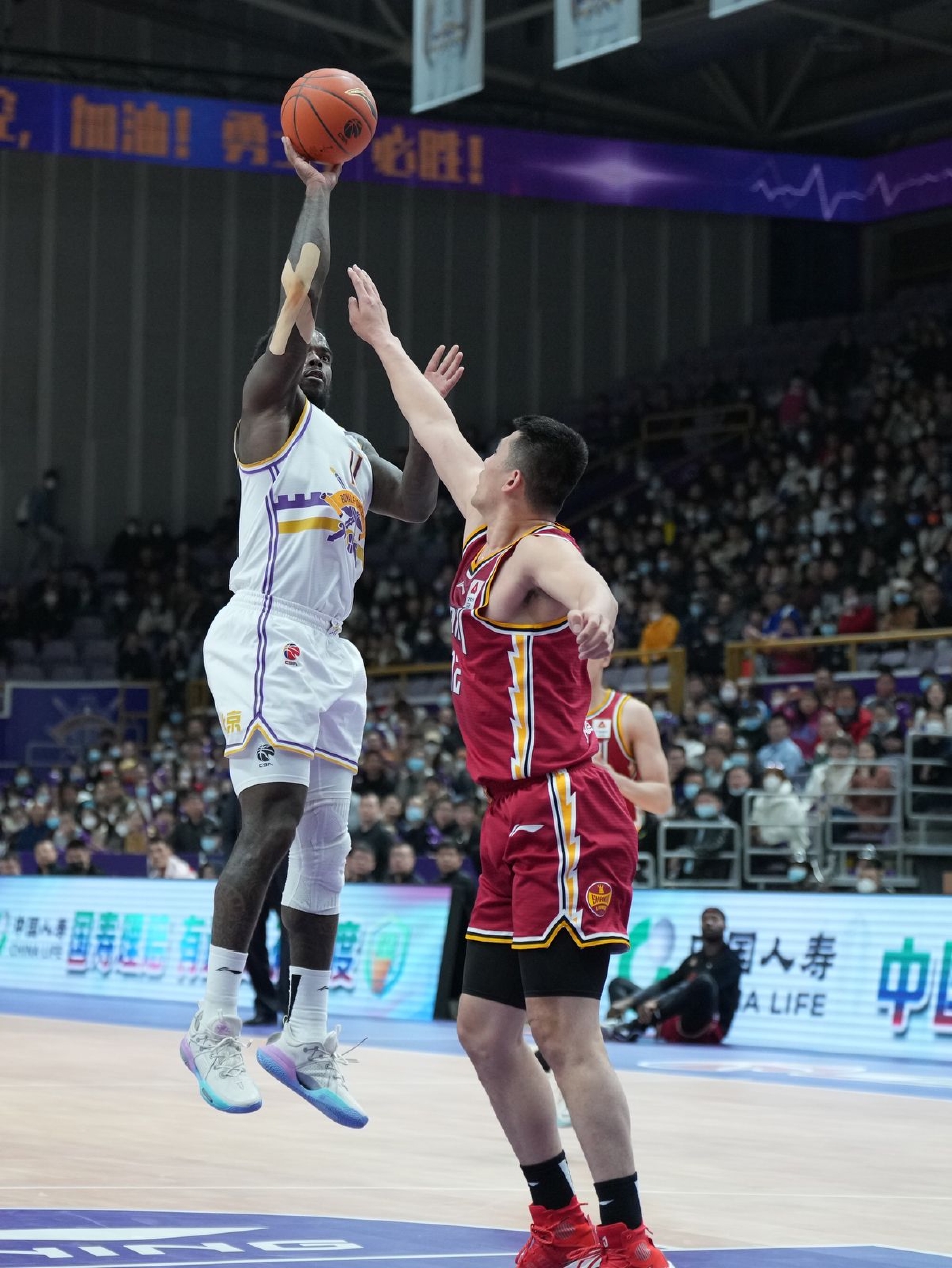 北控射手张帆手起刀落，皮球在空中划过一道彩虹般的完美弧线，精准坠入网窝。正是这记价值千金的三分球，帮助北控在终场前四分钟实现全场比赛首次比分反超，成为逆转的关键转折点。