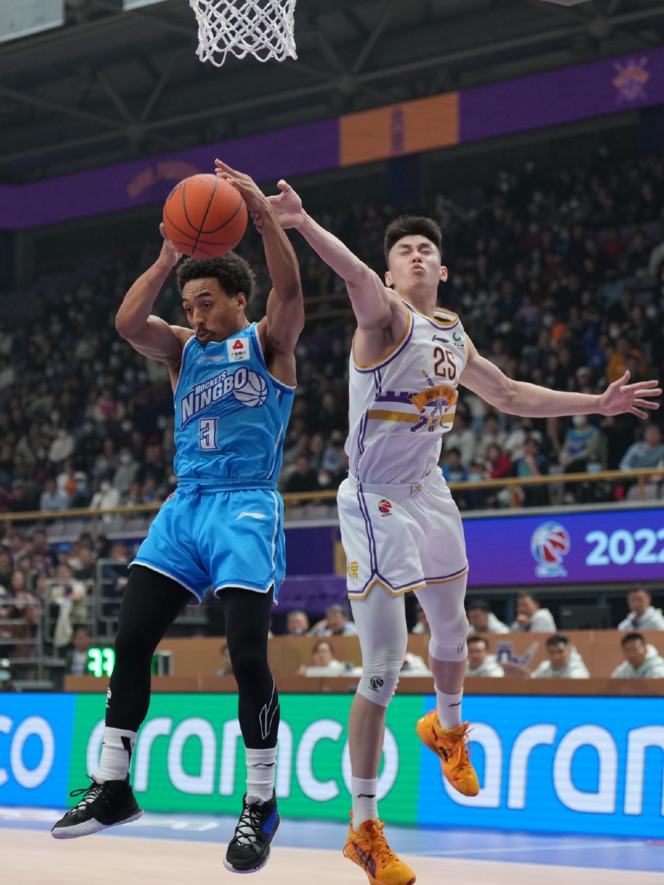 北控队10号邹雨宸在宁波队内线的严密防守下，依然凭借强壮的身体强行上篮，展现出了内线猛兽般的冲击力。