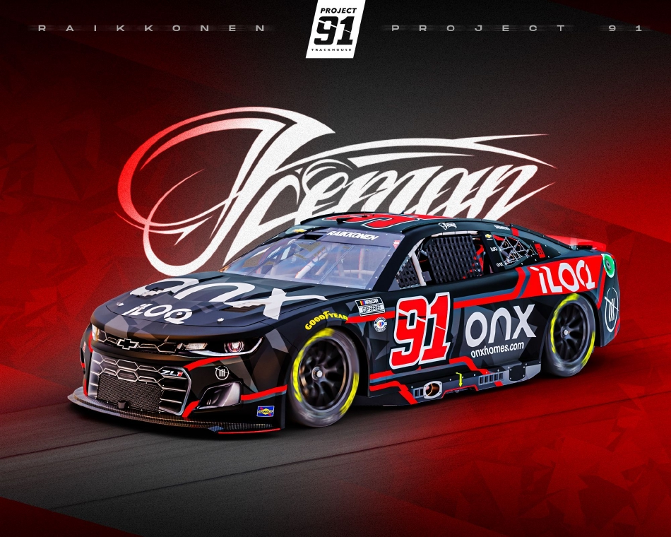 莱科宁走出赛车,摘下头盔,金发被汗水浸湿,他表情平静地接受采访,身后是历经战斗的91号战车。