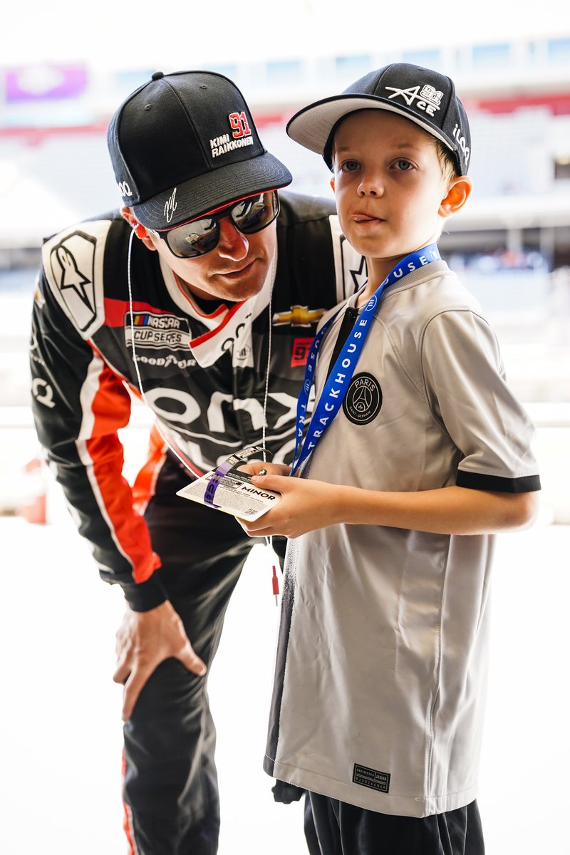 莱科宁坐在驾驶舱内进行最后准备,头盔面罩反射着维修区的灯光,眼神冷静而坚定,仿佛在凝神思考接下来的比赛策略。