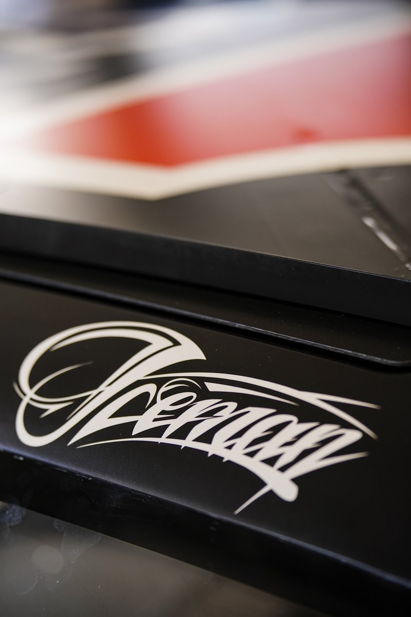 比赛间隙,莱科宁在车库与工程师围坐一起分析数据,他手指着屏幕,正在专注地进行交流,团队协作氛围浓厚。