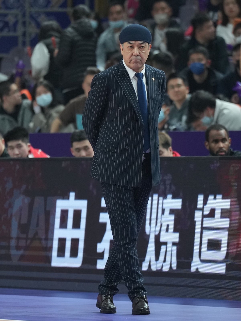 北控队俞长栋在人群中高高跃起，单臂将篮板球揽入怀中，他的强硬拼抢为球队赢得了宝贵的二次进攻机会。