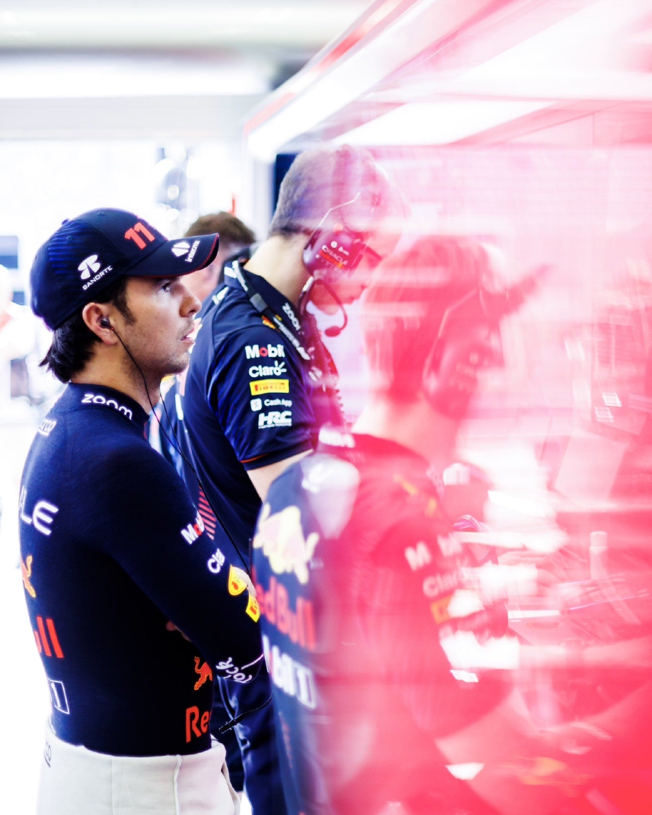 技术人员俯身于赛车鼻翼之前,眼神专注如进行显微手术,每一毫米的调校都关乎周末的千分之一秒。