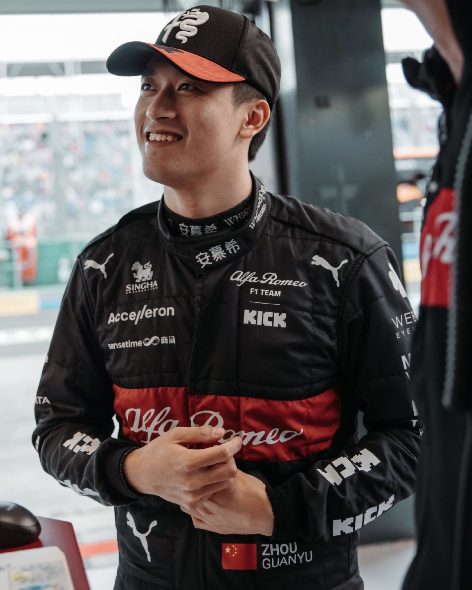 一位车手摘下头盔,疲惫而满足的面容特写,眼神中倒映着刚刚结束的恶战与不屈的斗志。