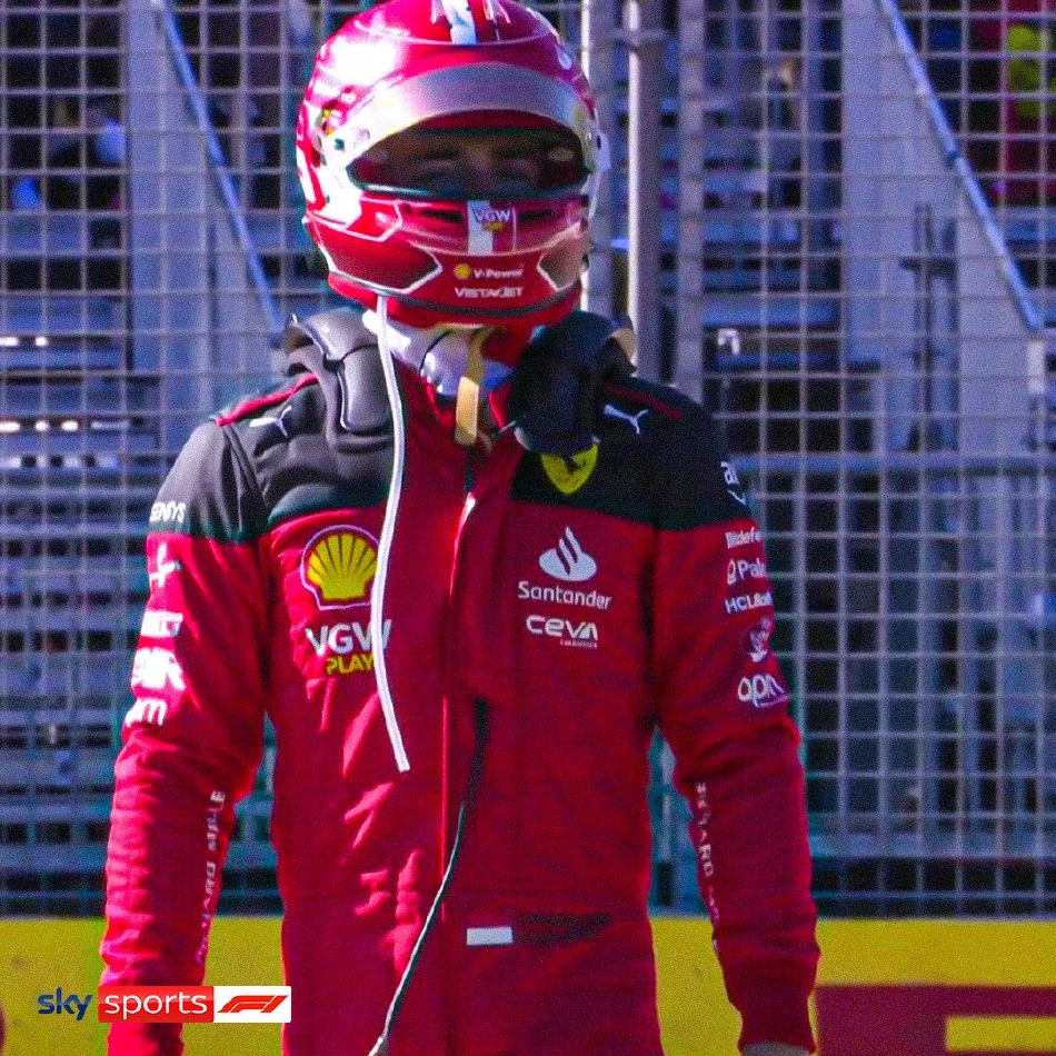 领奖台上香槟喷涌,金色的酒液与胜利的狂喜交织,沐浴着每一位征服了这条艰难赛道的英雄。