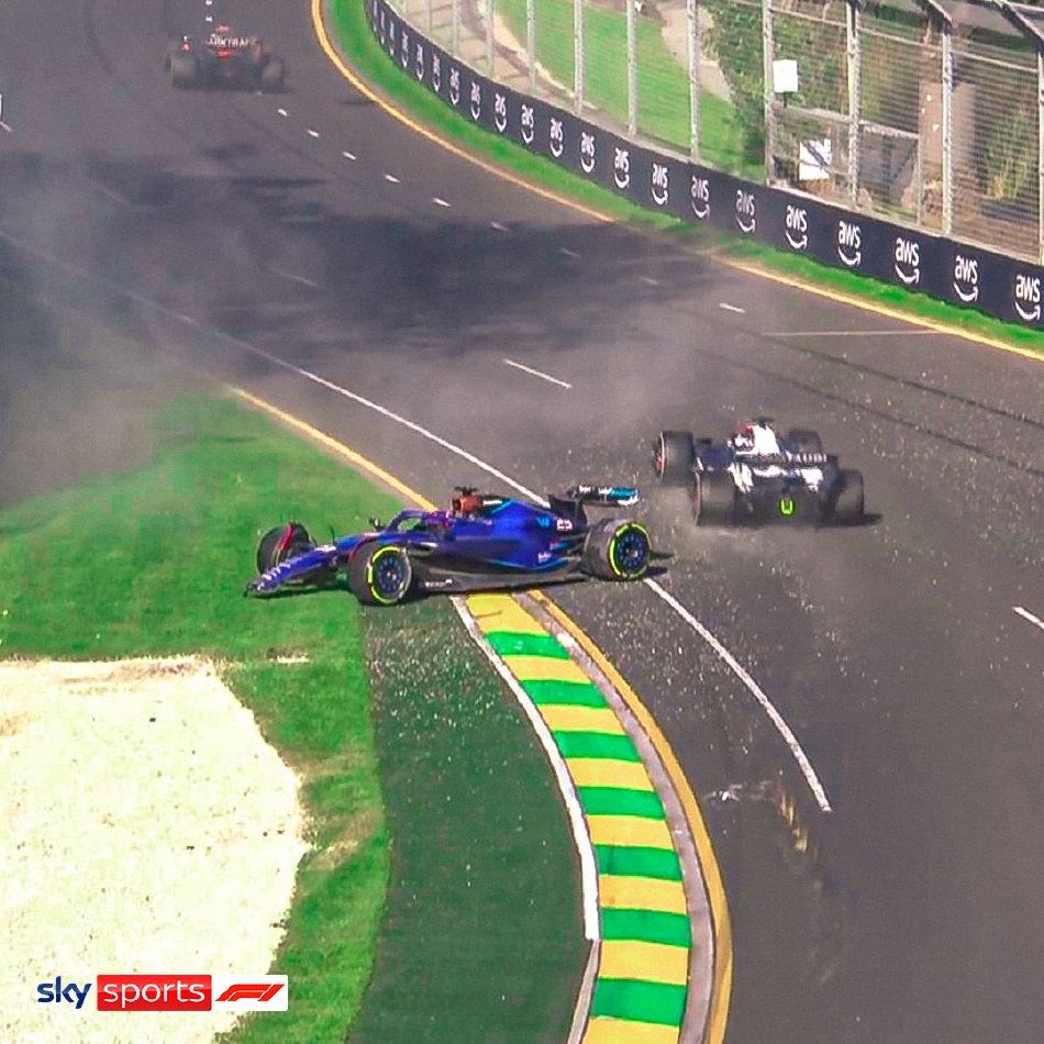 夜幕降临,赛道灯光点亮,一辆赛车孤影飞驰,划破蓝色的黄昏,如同未来世界的一道流星。