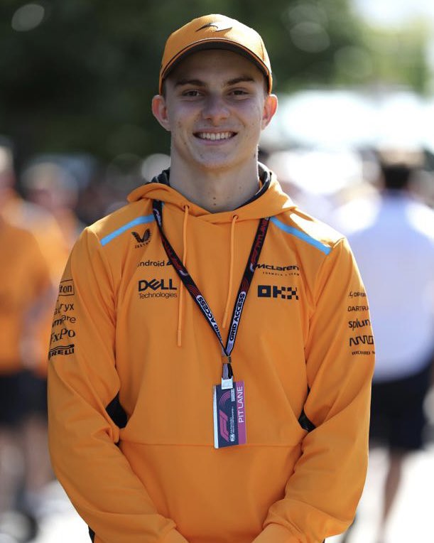 红牛车队维修区内一片繁忙景象，工程师们正紧张有序地对塞尔吉奥·佩雷兹的赛车进行调校与检查，为接下来的比赛做准备。