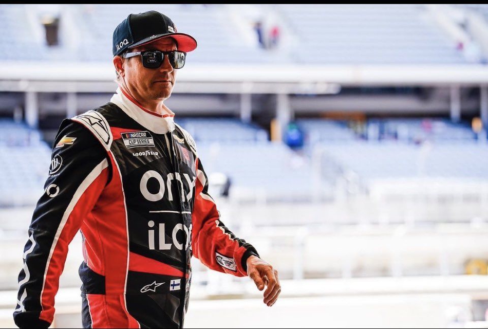 维修区内,车队成员们正在对91号赛车进行紧张而有序的检修,众人围绕赛车忙碌的场景体现了团队的力量。