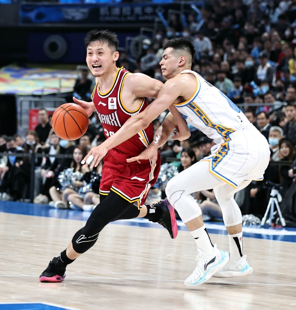 范子铭在山西队内线高举高打，面对葛昭宝的封盖，他巧妙利用时间差勾手投篮，这一球点燃了首钢反攻的号角