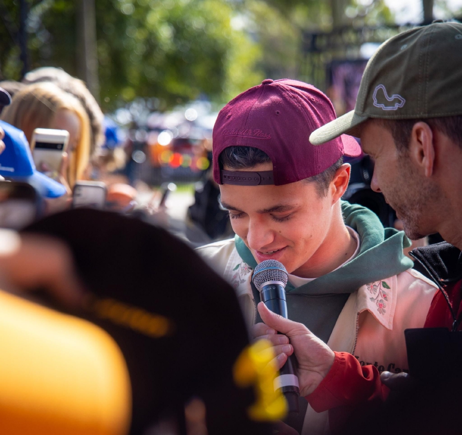 从高处俯瞰，阿尔伯特公园赛道蜿蜒穿过葱郁的绿地与宁静的湖泊，临时搭建的看台和广告牌为这幅天然画卷注入了竞技的色彩。