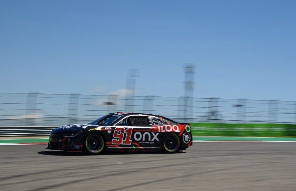 比赛结束后,莱科宁在车库前与车队工作人员合影,脸上带着淡淡的微笑,气氛轻松,完全沉浸在赛事体验之中。