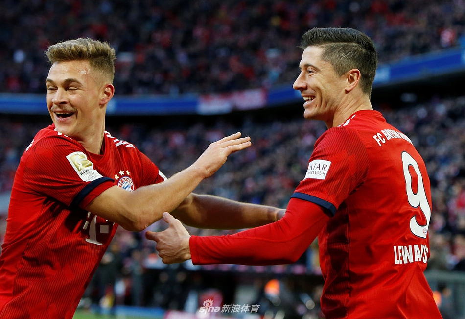 主教练科瓦奇在场边指挥，赛后这场关键的胜利暂时缓解了他的帅位危机，脸上的表情也轻松了许多