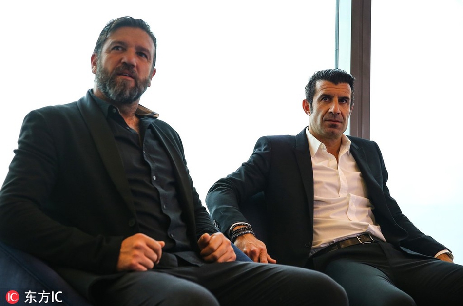 论坛结束后，菲戈和坎德拉在背景板前合影留念，两人神情轻松愉快，菲戈一手轻搭坎德拉肩膀，象征着跨越国籍的足球友谊