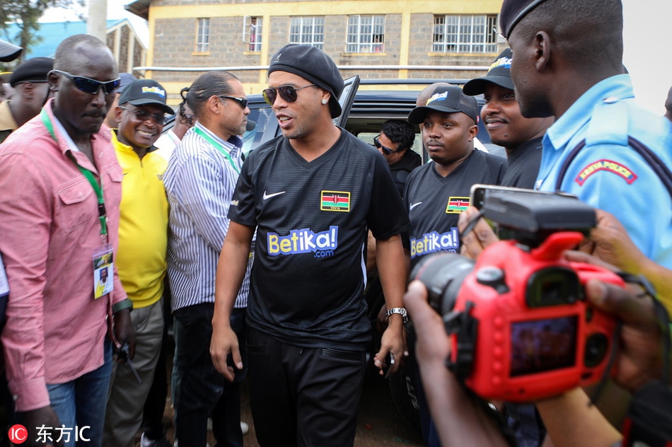 小罗再现招牌‘牛尾巴’过人，梦幻舞步惊艳非洲球迷