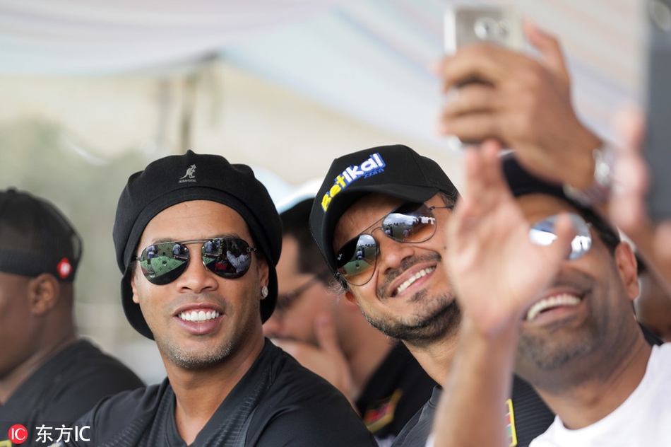 赛前仪式上，小罗与肯尼亚球员友好致意，足球无国界