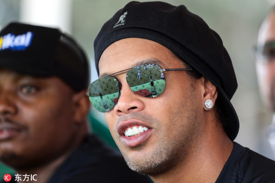 罗纳尔迪尼奥身披战袍踏入内罗毕赛场，标志性笑容感染全场