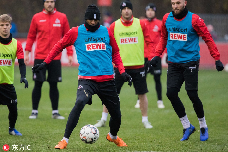 在科隆凛冽的寒风中，莫德斯特正全神贯注地投入回归后的首堂训练课，他坚毅的眼神仿佛在向所有人证明自己依旧锋利如初。