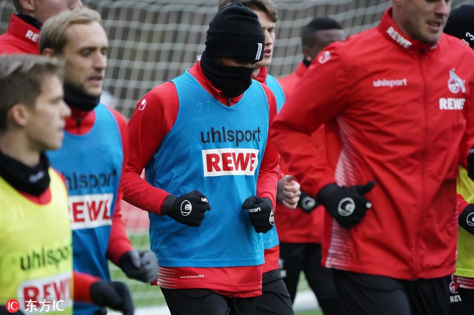 在进行拉伸训练的莫德斯特显得格外专注，尽管无法上场比赛，但他依然希望通过职业的态度打动教练组。