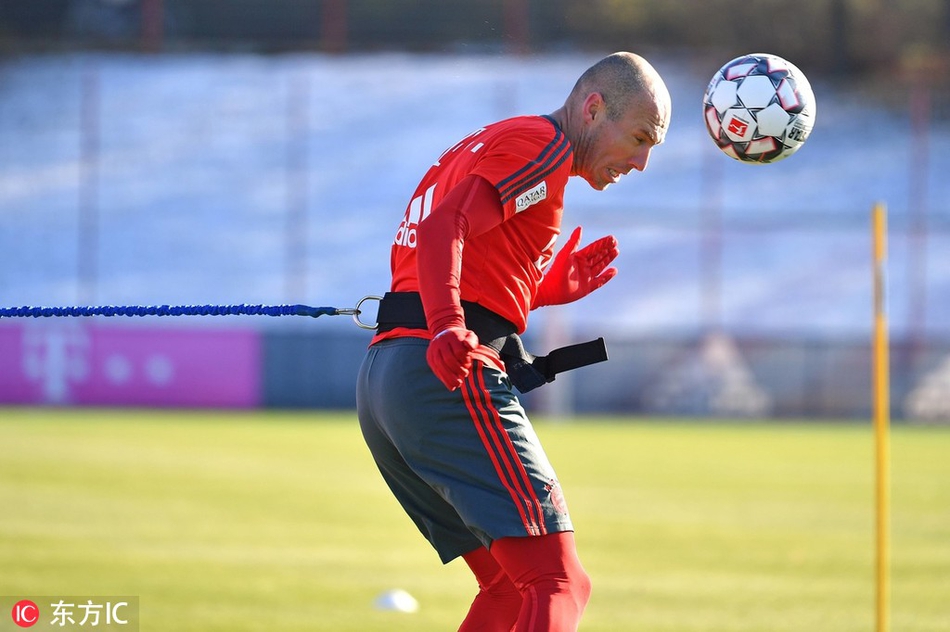 罗本在进行变速跑训练，虽然大汗淋漓但目光坚毅，嘴角带着一丝微笑，显然对即将到来的比赛充满信心。