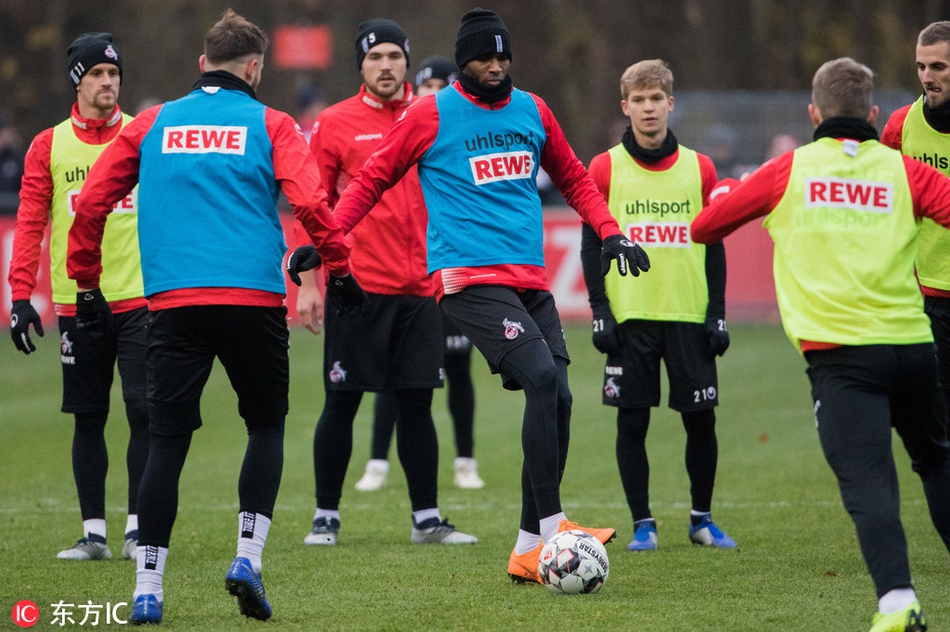 面对草皮上的训练器械，莫德斯特的动作一丝不苟，即便只是恢复性训练，他的眼神里也透着一股憋了很久的求战欲望。