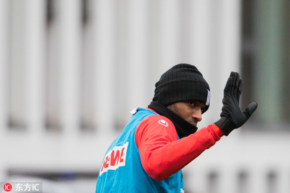 训练场上的莫德斯特目光坚定，每一次触球都格外卖力，希望能用汗水冲刷掉过去几个月无球可踢的阴霾。