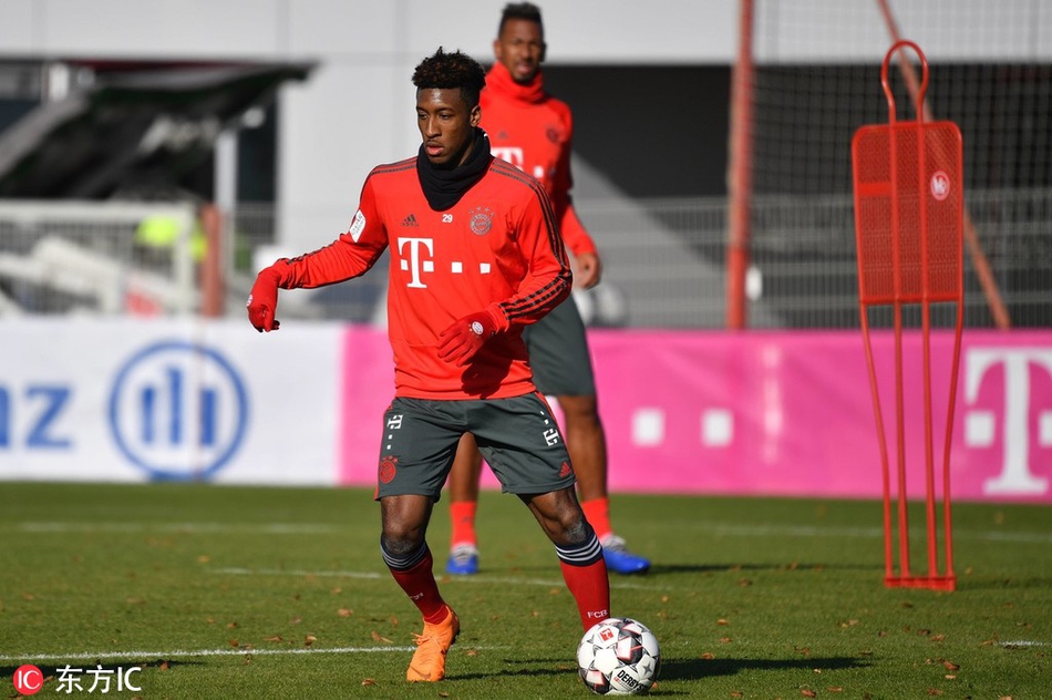 在阳光照耀下的训练场上，里贝里与罗本勾肩搭背，两人脸上洋溢着轻松的笑容，仿佛回到了当年叱咤风云的青春岁月。